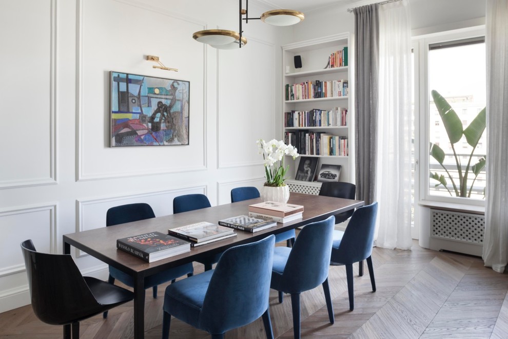 Idee per una sala da pranzo classica con pareti bianche e pavimento marrone