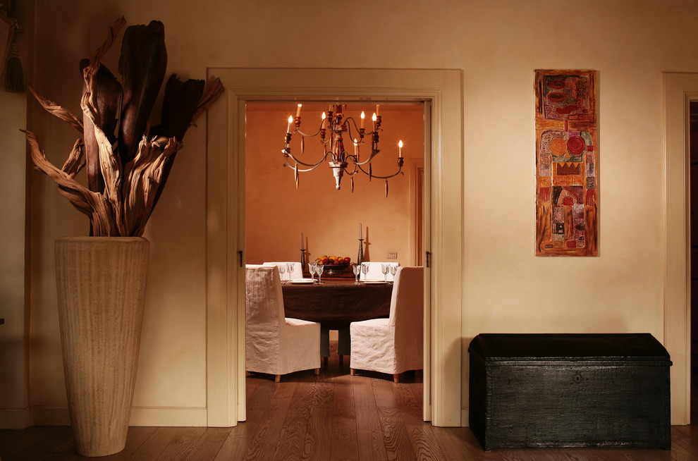 Diseño de comedor contemporáneo cerrado con paredes beige y suelo de madera oscura