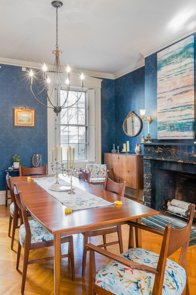 Idées déco pour une salle à manger classique avec un mur bleu, un sol en bois brun, une cheminée standard et un sol marron.