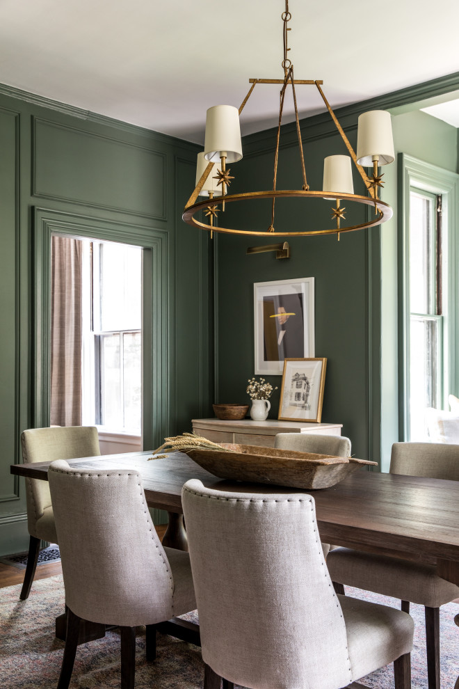 Inspiration pour une salle à manger traditionnelle fermée avec un mur vert, parquet foncé et un sol marron.