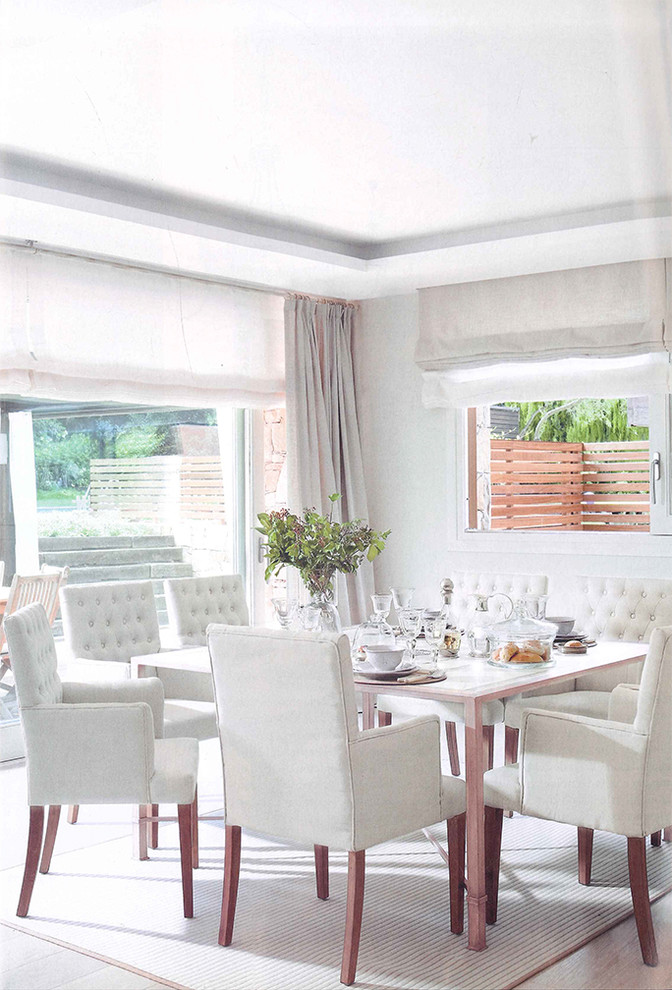Ispirazione per una grande sala da pranzo aperta verso il soggiorno stile shabby con pareti bianche e parquet chiaro