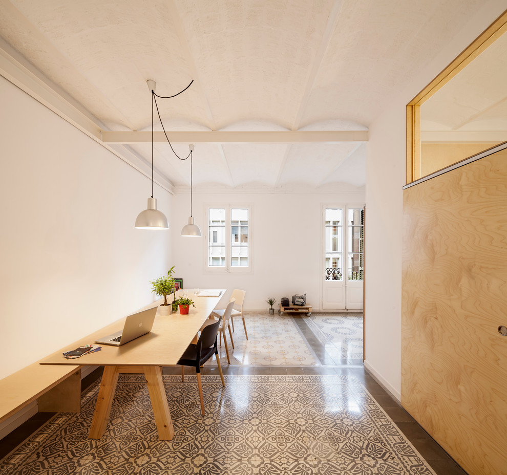 Large scandinavian open plan dining room in Barcelona with white walls.