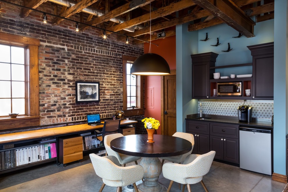 Пример оригинального дизайна: маленькая кухня-столовая в стиле лофт с синими стенами и бетонным полом без камина для на участке и в саду