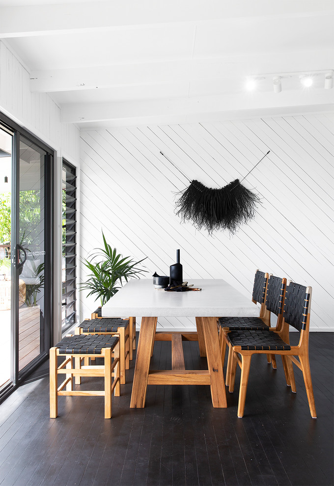 Идея дизайна: столовая в морском стиле с белыми стенами, деревянным полом и черным полом