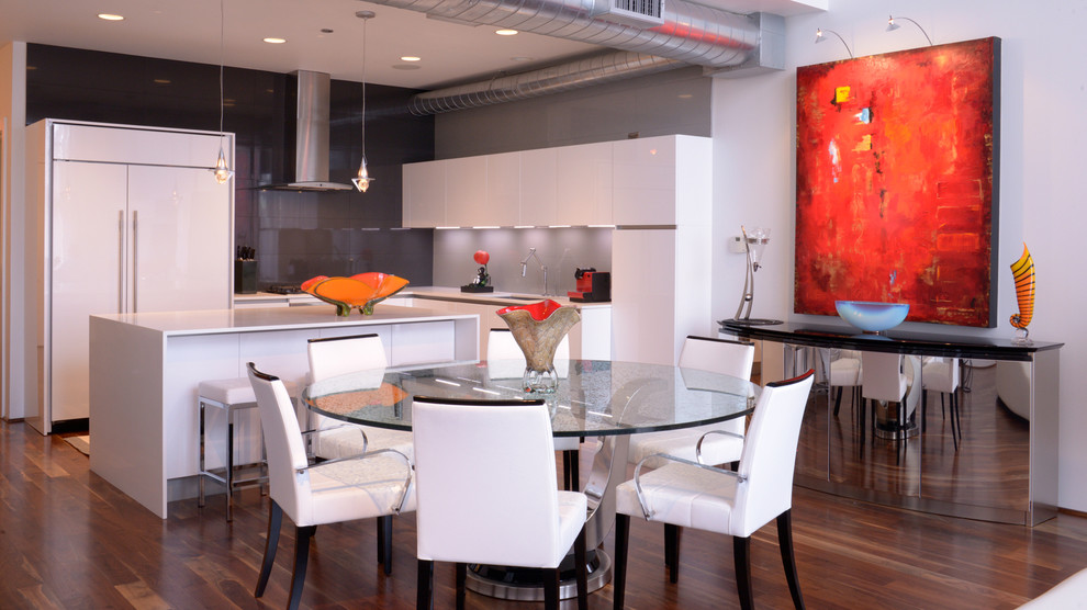 Imagen de comedor de cocina moderno grande sin chimenea con paredes blancas y moqueta