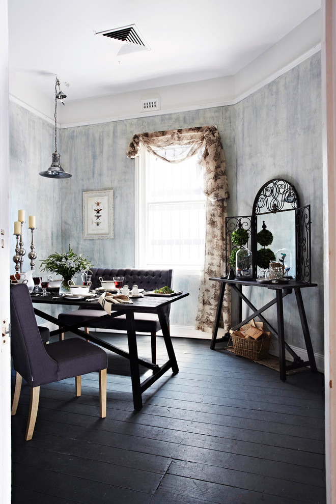 Inspiration pour une salle à manger ouverte sur la cuisine de taille moyenne avec mur métallisé, parquet foncé et un sol noir.