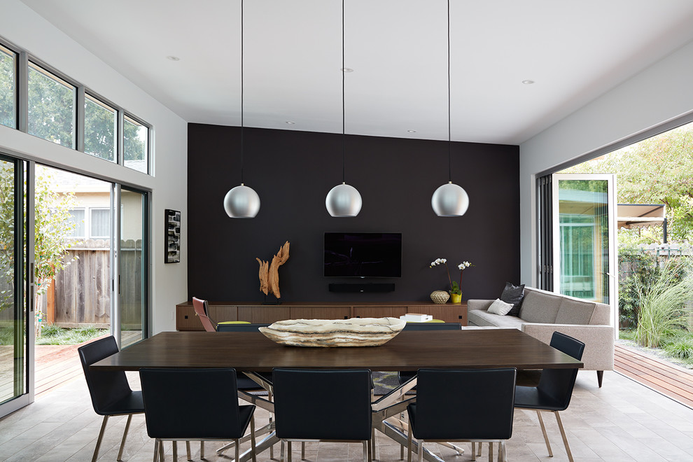 Idee per una sala da pranzo aperta verso il soggiorno moderna di medie dimensioni con pareti nere, pavimento in gres porcellanato e pavimento beige