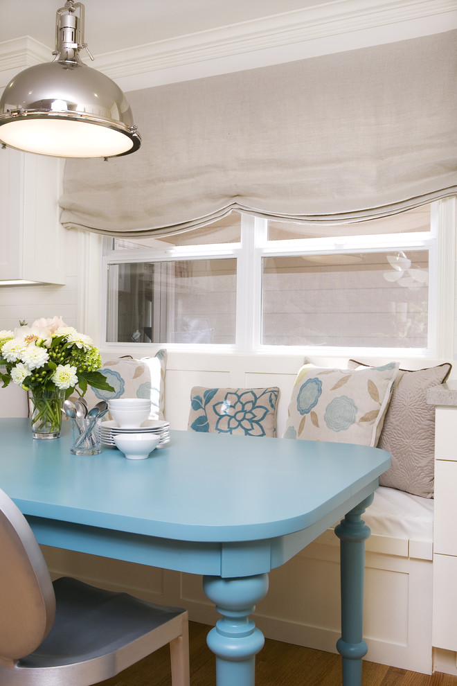 Foto de comedor de cocina clásico con suelo de madera en tonos medios