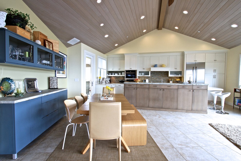 Immagine di una sala da pranzo aperta verso la cucina classica con pavimento con piastrelle in ceramica