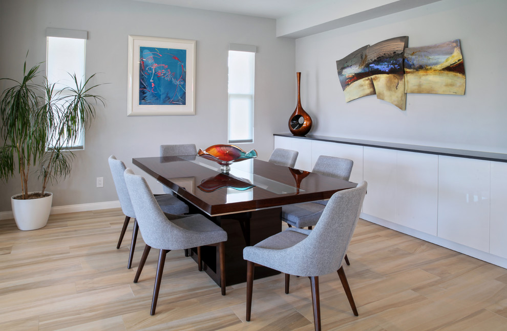 Esempio di una sala da pranzo minimal di medie dimensioni con pareti grigie, pavimento in gres porcellanato e pavimento beige