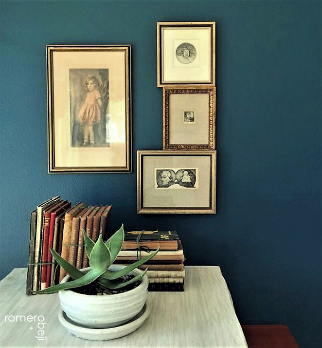 Источник вдохновения для домашнего уюта: гостиная-столовая среднего размера в скандинавском стиле с синими стенами, полом из бамбука и коричневым полом