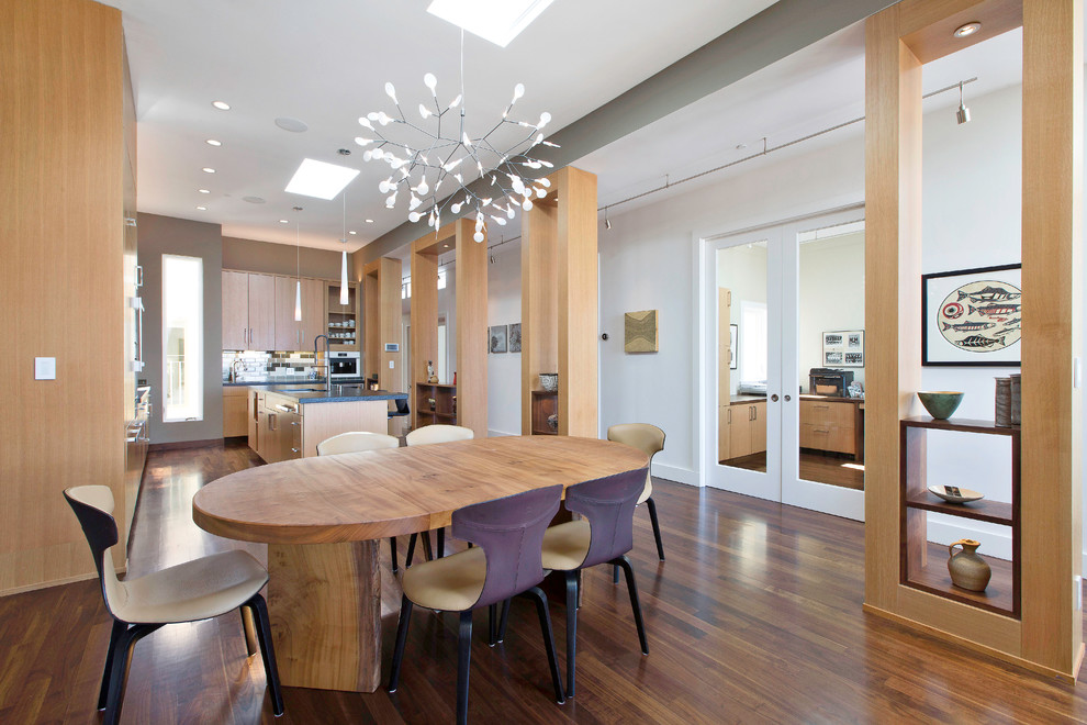 Свежая идея для дизайна: большая кухня-столовая в современном стиле с разноцветными стенами и паркетным полом среднего тона - отличное фото интерьера