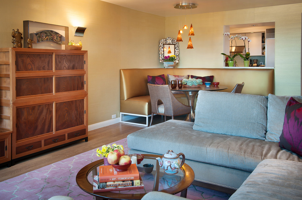 Esempio di una sala da pranzo aperta verso il soggiorno classica di medie dimensioni con pareti gialle, pavimento in legno massello medio e pavimento grigio