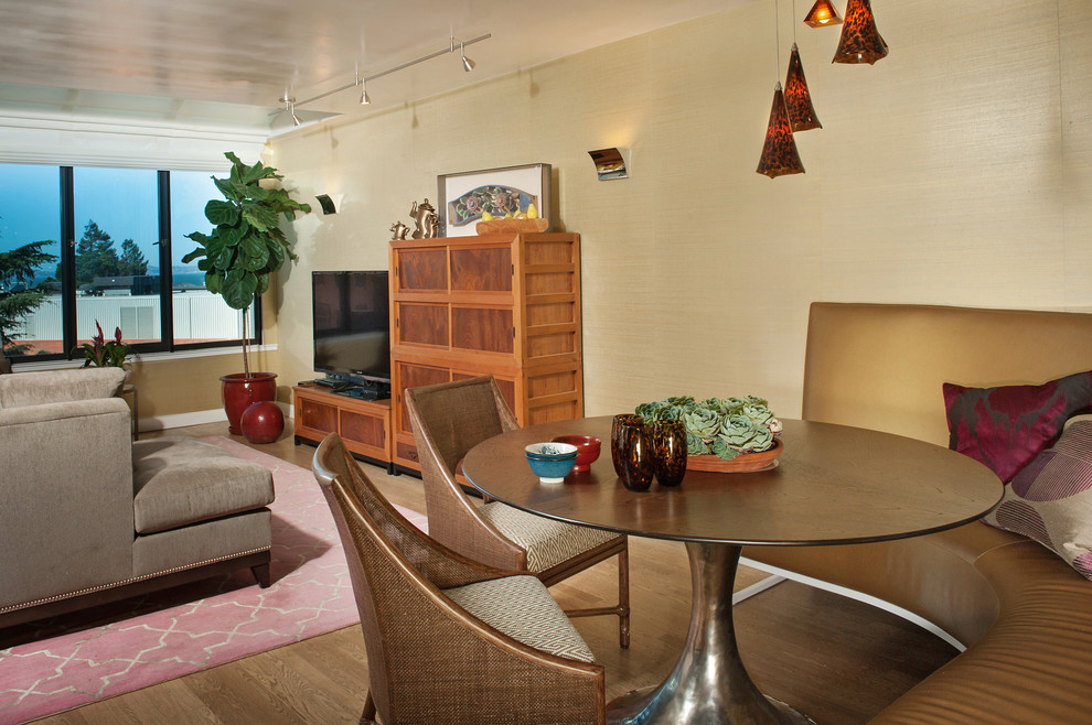 Foto di una sala da pranzo aperta verso il soggiorno tradizionale di medie dimensioni con pareti gialle, pavimento in legno massello medio e pavimento grigio