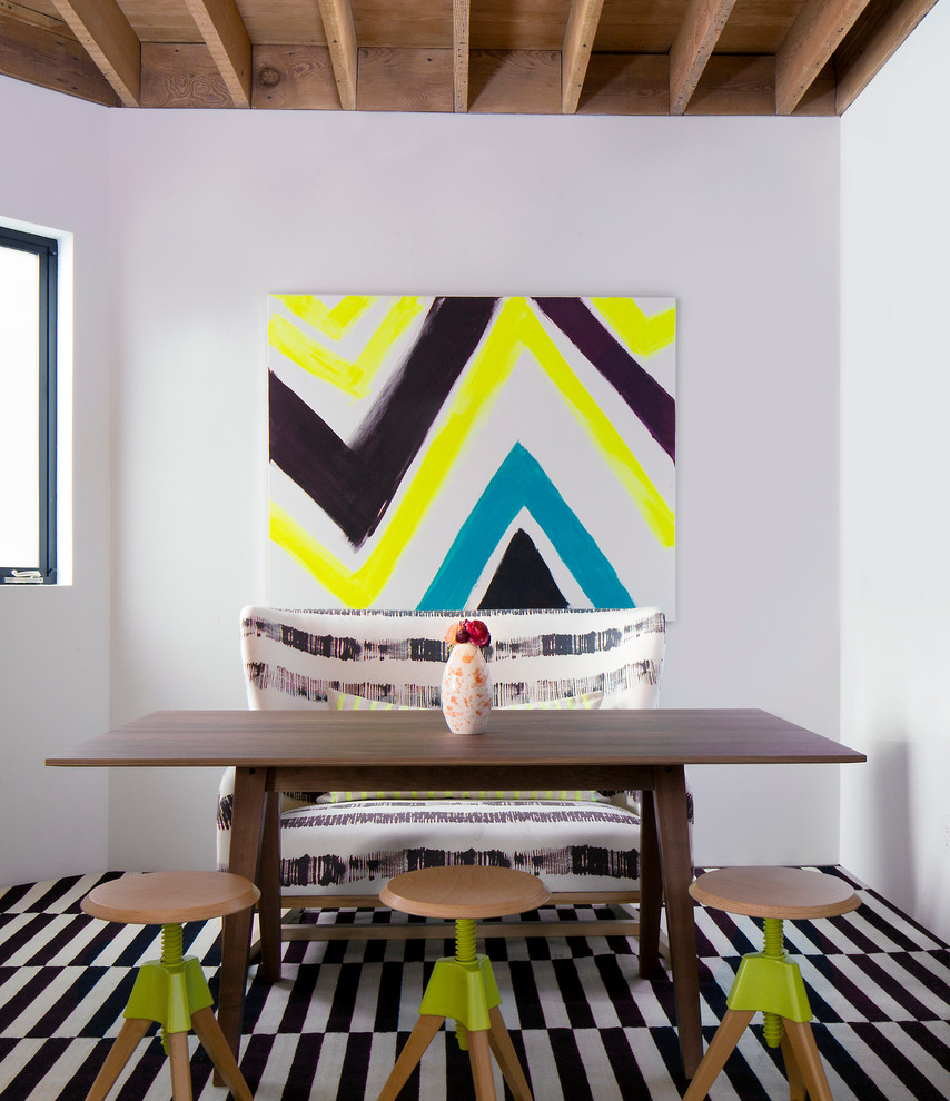 Свежая идея для дизайна: кухня-столовая среднего размера в современном стиле с белыми стенами и полом из керамической плитки - отличное фото интерьера