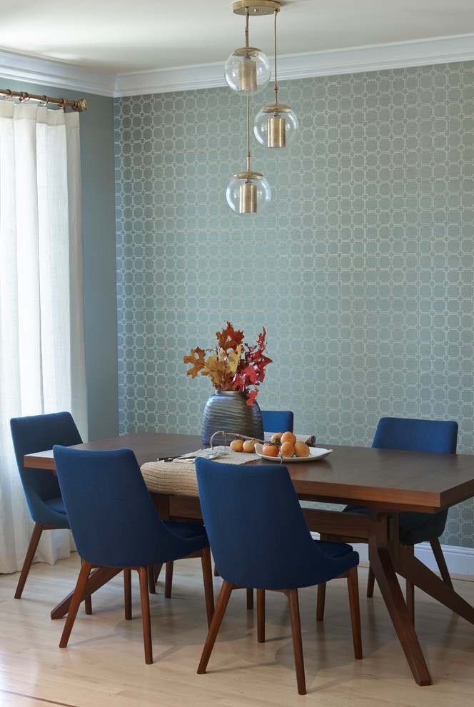 Esempio di una sala da pranzo aperta verso la cucina moderna di medie dimensioni con pareti verdi e parquet chiaro