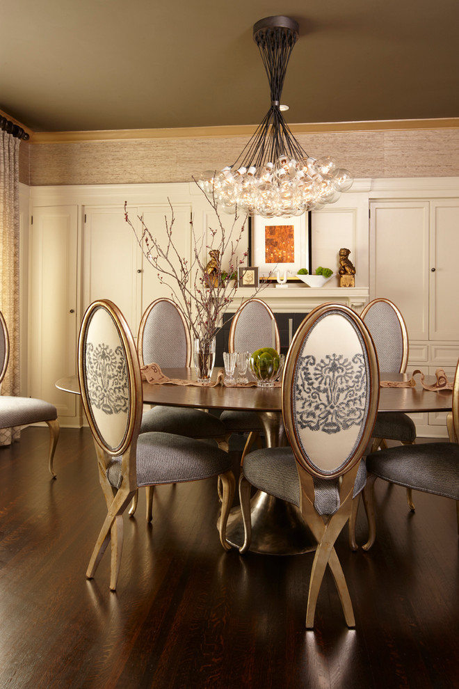 Idée de décoration pour une salle à manger tradition avec un mur beige, parquet foncé et une cheminée standard.