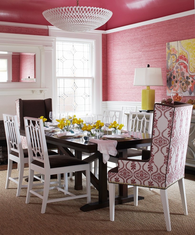 Imagen de comedor clásico renovado con paredes rosas