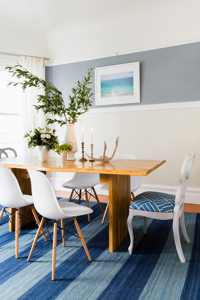 Idee per una sala da pranzo tradizionale di medie dimensioni con pareti multicolore e parquet chiaro