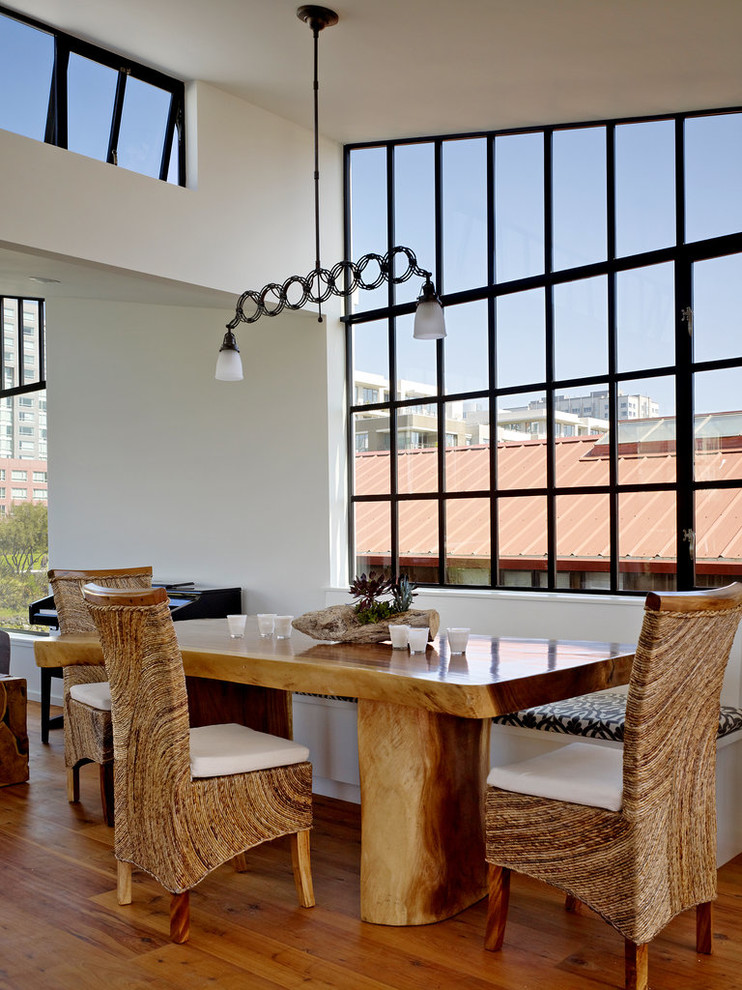 Ispirazione per una sala da pranzo minimalista con pareti bianche e pavimento in legno massello medio