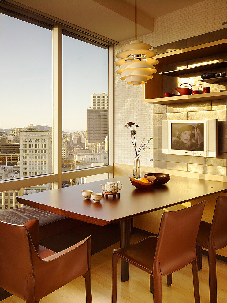 Свежая идея для дизайна: кухня-столовая среднего размера в современном стиле с полом из бамбука - отличное фото интерьера