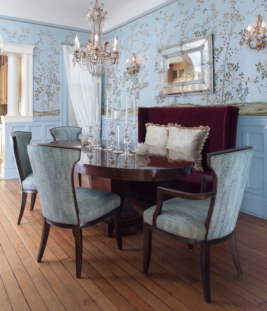 Idee per una sala da pranzo chic chiusa con pareti blu, pavimento in legno massello medio e pavimento marrone