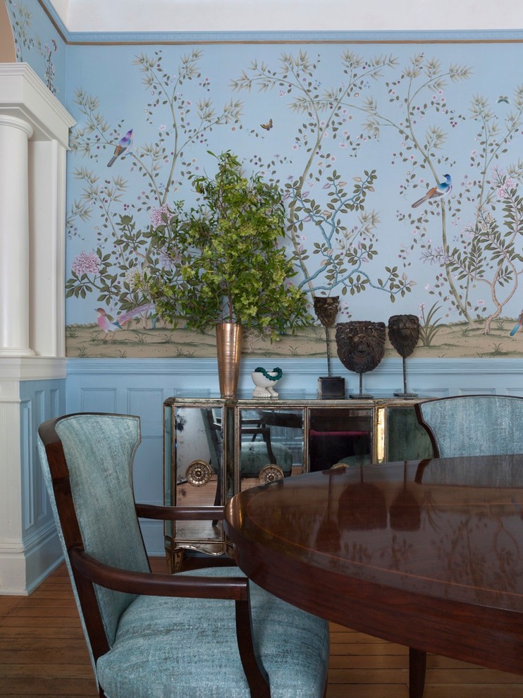 Aménagement d'une salle à manger classique fermée avec un mur bleu, un sol en bois brun et un sol marron.