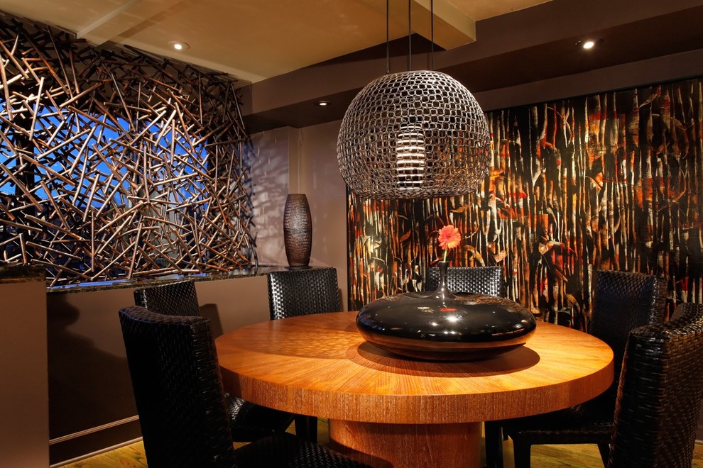 Imagen de comedor asiático con paredes marrones y suelo de madera en tonos medios