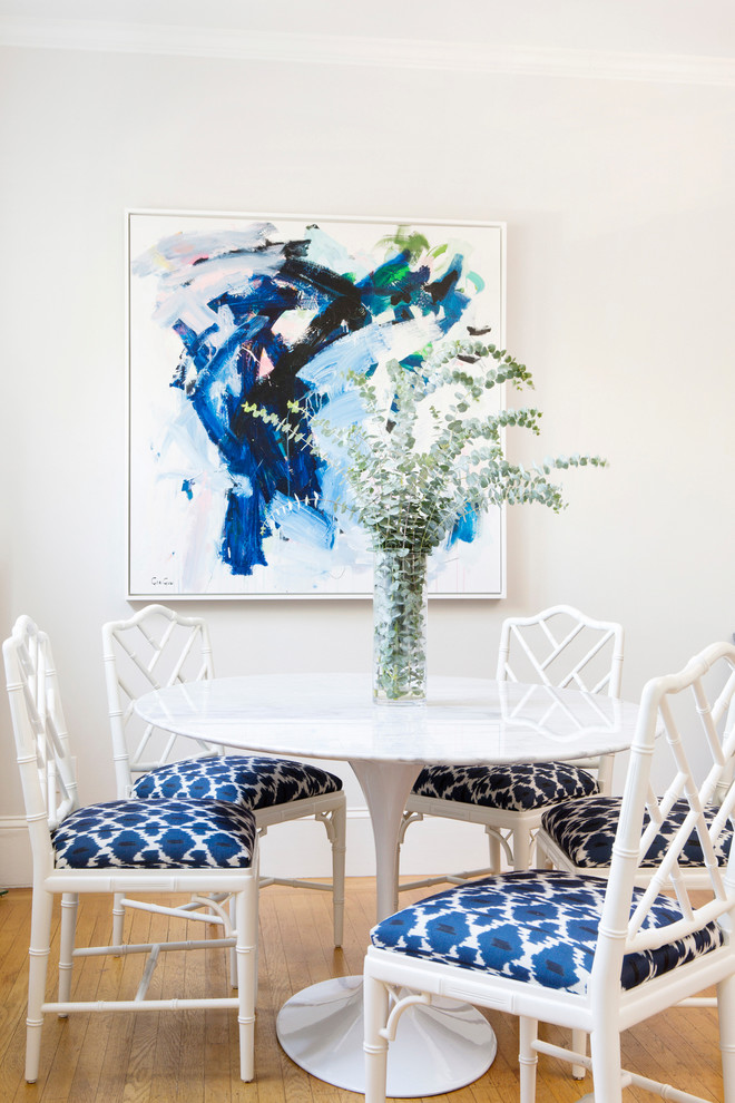 Стильный дизайн: маленькая гостиная-столовая в стиле неоклассика (современная классика) с серыми стенами и светлым паркетным полом для на участке и в саду - последний тренд