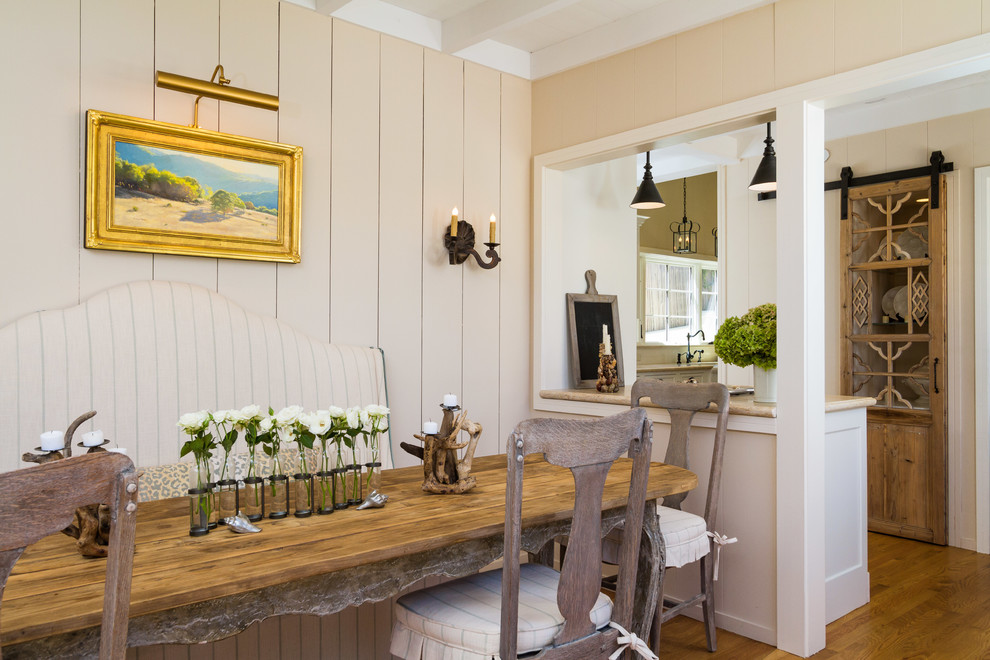 Imagen de comedor tradicional renovado de tamaño medio con paredes beige, suelo de madera en tonos medios y suelo marrón