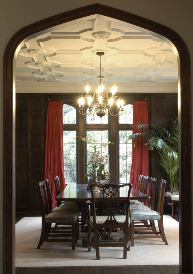 На фото: столовая в классическом стиле с коричневыми стенами, ковровым покрытием, серым полом и кессонным потолком с