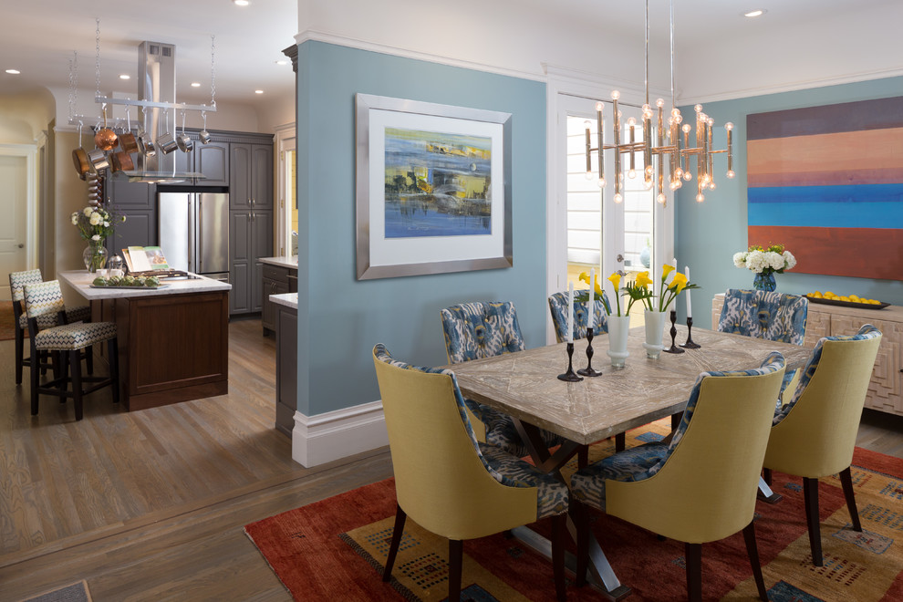 Aménagement d'une salle à manger victorienne fermée et de taille moyenne avec un mur bleu, un sol en bois brun, une cheminée standard, un manteau de cheminée en carrelage et un sol marron.