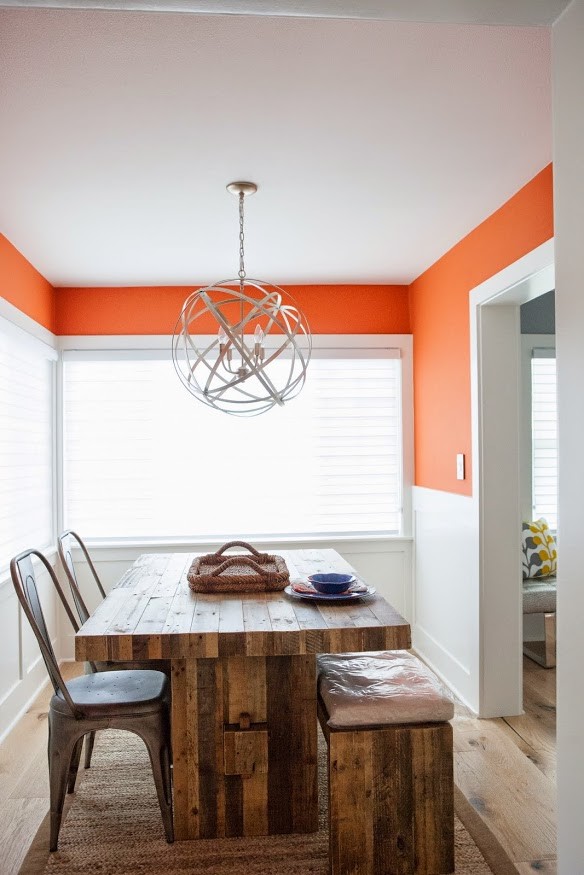 Свежая идея для дизайна: большая отдельная столовая в современном стиле с оранжевыми стенами и светлым паркетным полом без камина - отличное фото интерьера