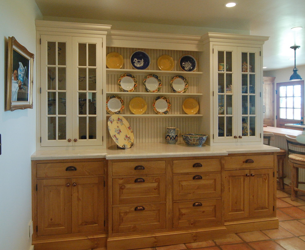 Свежая идея для дизайна: кухня-столовая среднего размера в стиле кантри с белыми стенами и полом из терракотовой плитки - отличное фото интерьера