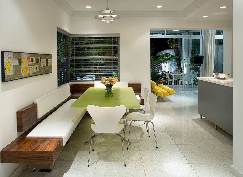 Mittelgroße Moderne Wohnküche ohne Kamin mit Keramikboden, weißer Wandfarbe und weißem Boden in Miami