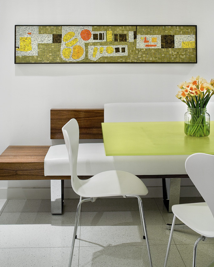 Пример оригинального дизайна: кухня-столовая среднего размера в современном стиле с белыми стенами, полом из керамической плитки и белым полом без камина