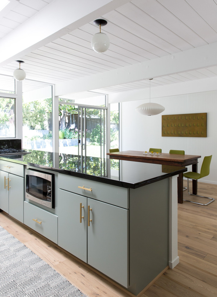 Diseño de comedor de cocina vintage de tamaño medio con paredes blancas y suelo de madera clara
