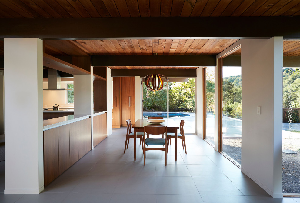 Idee per una sala da pranzo minimalista con pareti bianche, pavimento grigio, travi a vista e soffitto in legno