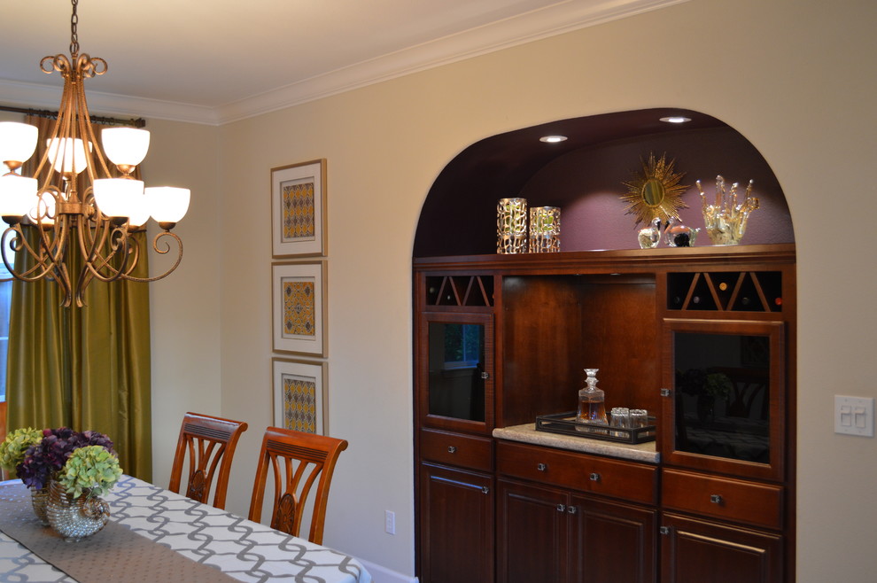 Immagine di una sala da pranzo aperta verso la cucina classica di medie dimensioni con pareti verdi e moquette