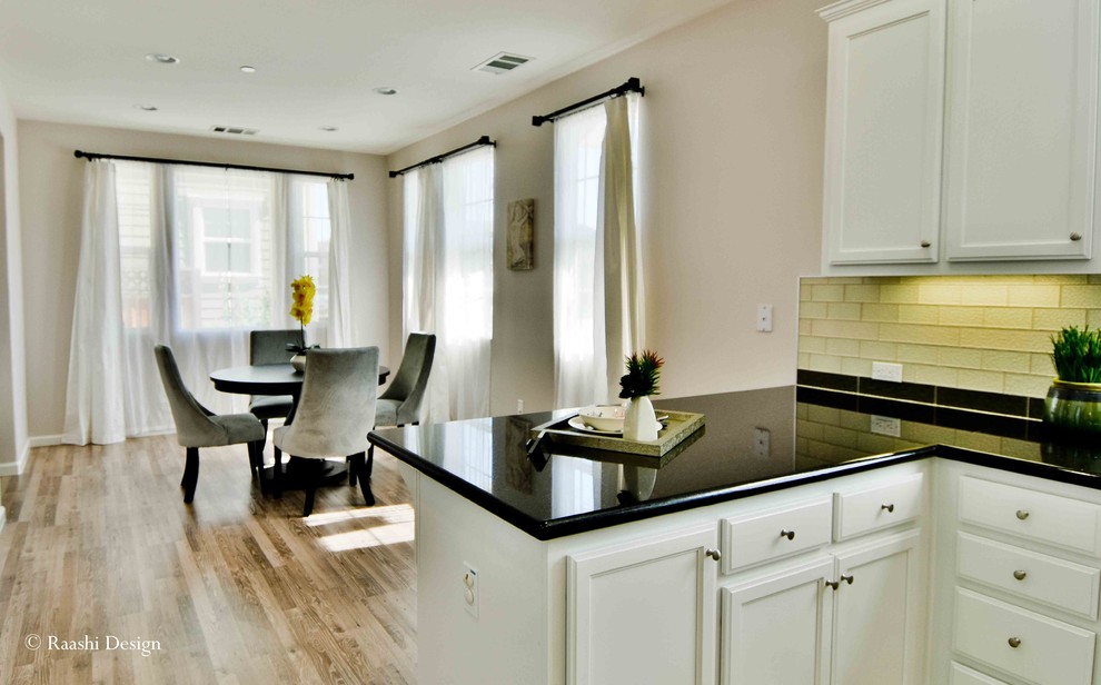 Idee per una piccola sala da pranzo aperta verso la cucina design con pareti bianche e parquet chiaro