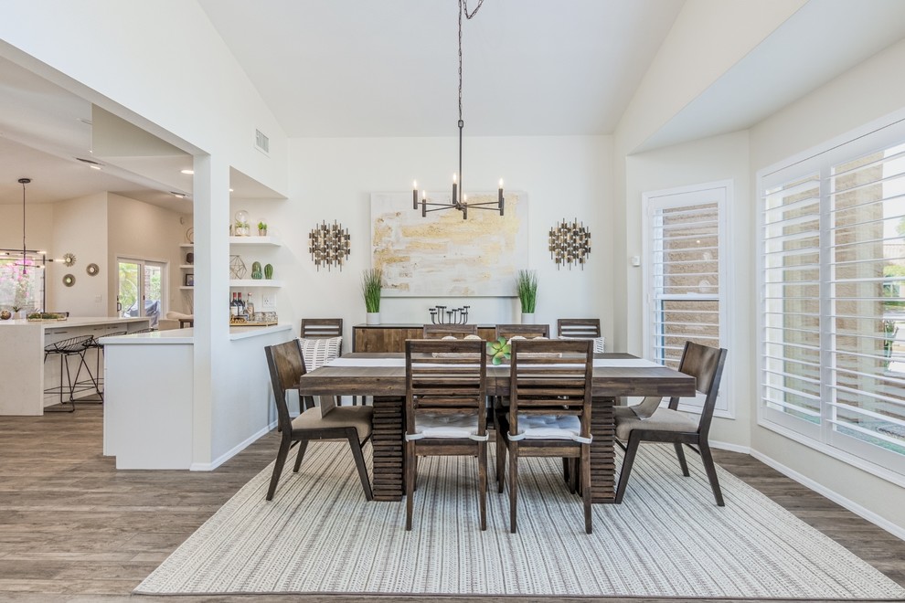 Foto di una sala da pranzo aperta verso la cucina minimalista di medie dimensioni con pareti beige, pavimento in gres porcellanato e pavimento marrone