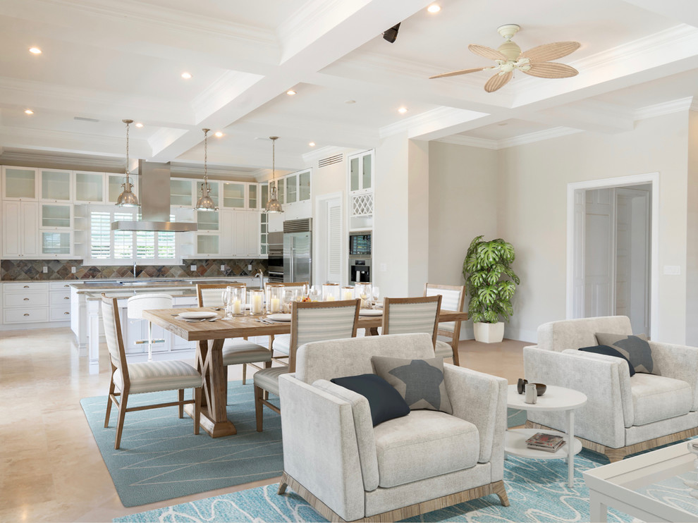 Immagine di un'ampia sala da pranzo aperta verso la cucina stile marino con pareti beige, pavimento in travertino e pavimento beige