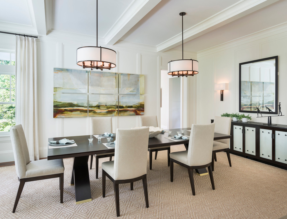 Foto di una grande sala da pranzo aperta verso il soggiorno classica con pareti bianche, moquette e pavimento beige
