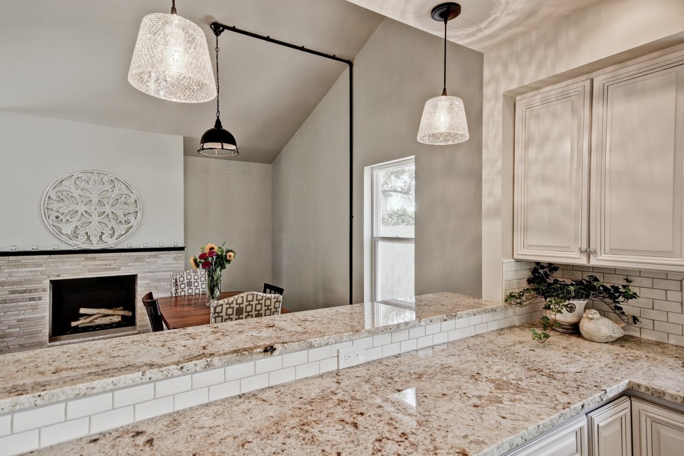 Пример оригинального дизайна: маленькая кухня-столовая в стиле лофт с серыми стенами, темным паркетным полом, стандартным камином и фасадом камина из камня для на участке и в саду