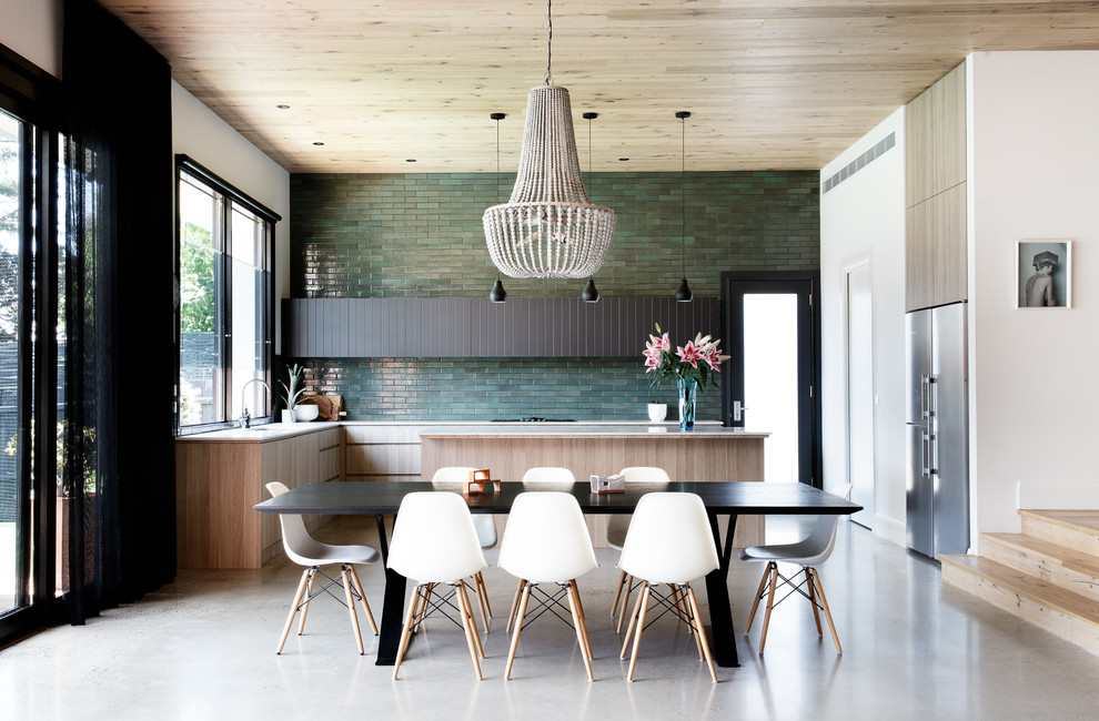 На фото: кухня-столовая в современном стиле с белыми стенами и серым полом без камина