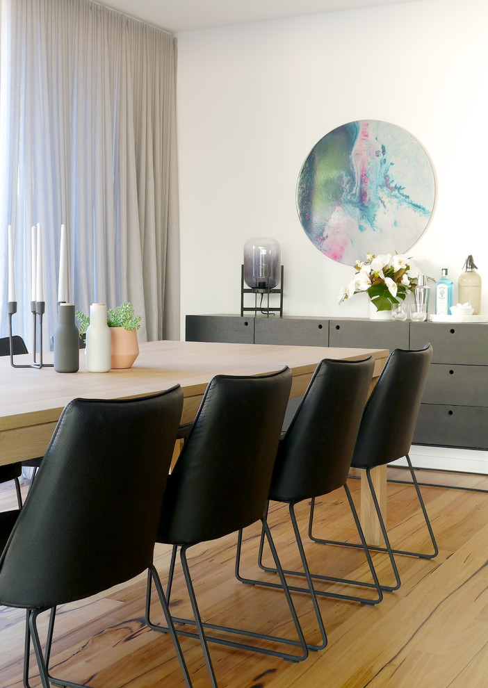 Стильный дизайн: столовая в современном стиле с белыми стенами и светлым паркетным полом - последний тренд