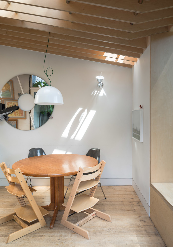 Exemple d'une salle à manger scandinave de taille moyenne avec un mur blanc, parquet clair et un sol beige.
