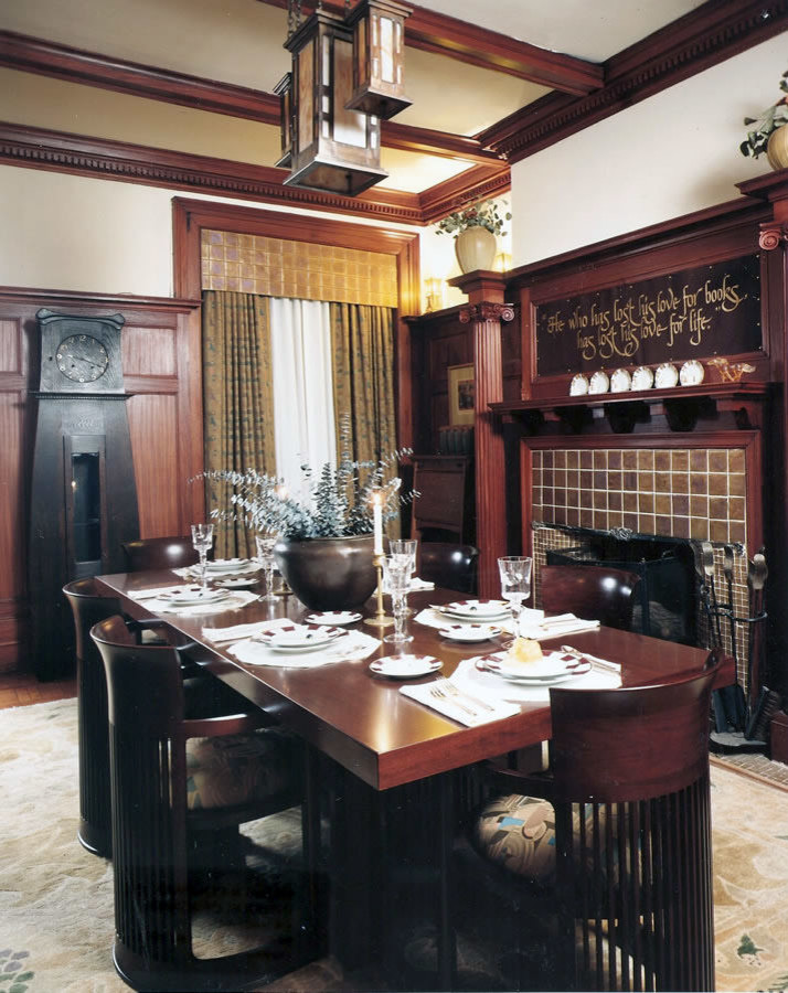 Réalisation d'une très grande salle à manger bohème fermée avec un mur marron, moquette, une cheminée standard et un manteau de cheminée en carrelage.