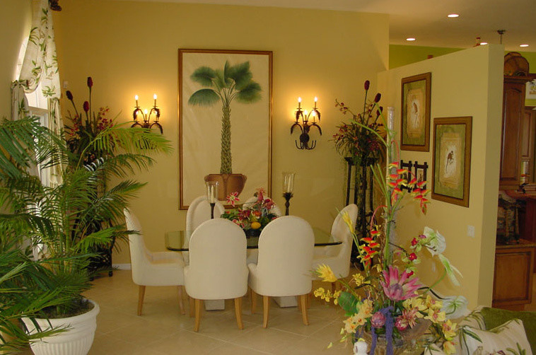 Geschlossenes, Mittelgroßes Klassisches Esszimmer ohne Kamin mit Porzellan-Bodenfliesen, gelber Wandfarbe und beigem Boden in Miami