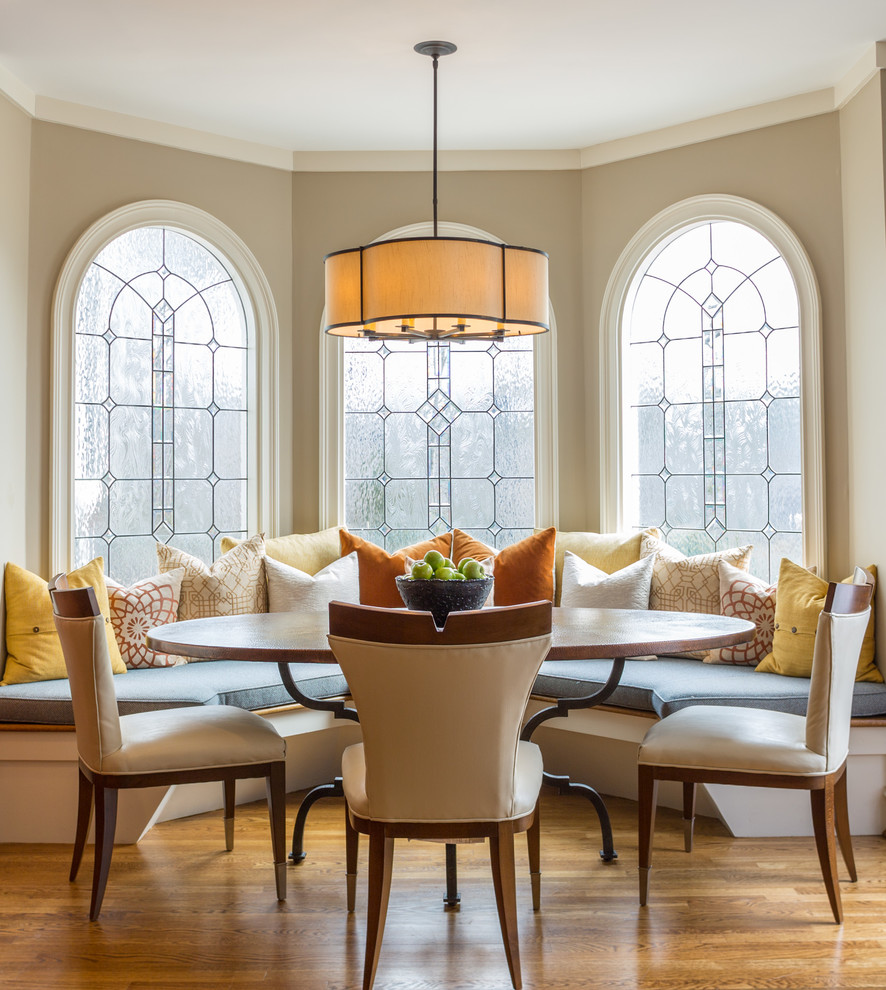 Idee per una grande sala da pranzo aperta verso la cucina chic con pareti beige, pavimento in legno massello medio e pavimento marrone